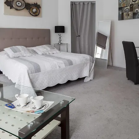 La Demeure D'eirene Bed & Breakfast 2*