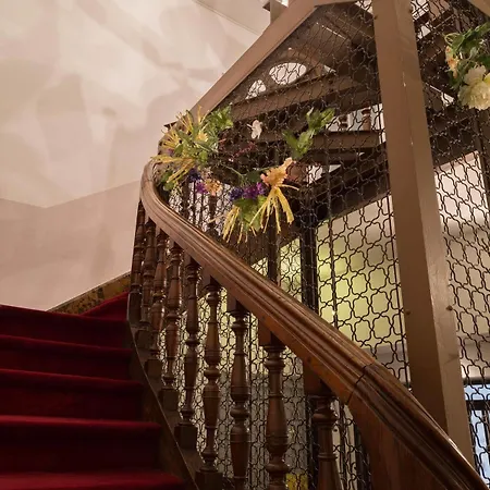 La Demeure D'eirene Bed and Breakfast 2*
